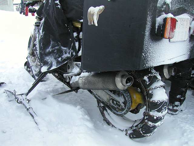 Zweirad mit Seiten- und Front-Ski