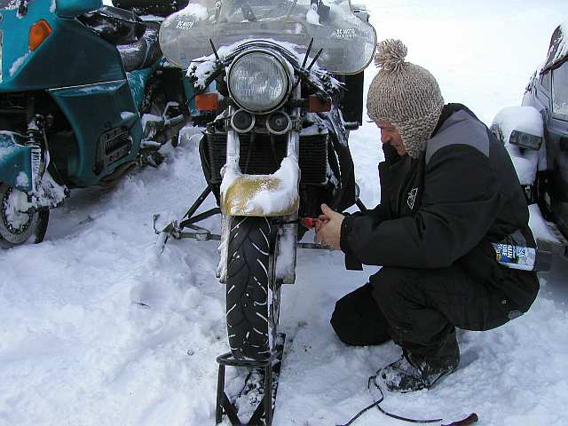 Fixierung des Vorderrads mit Kabelbindern