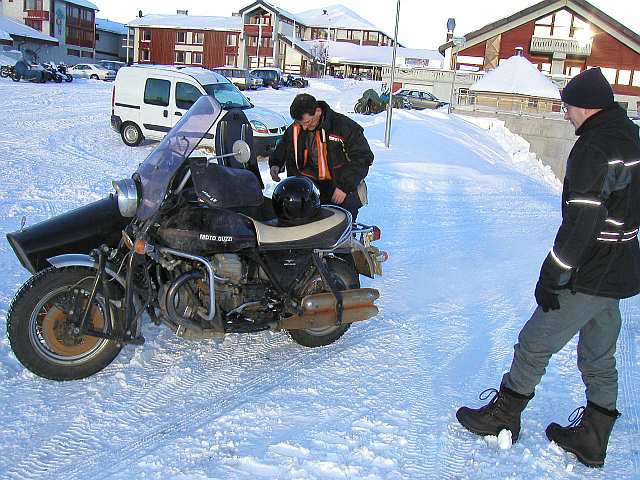 defekte Varta-Battterie an Ralf´s Guzzi