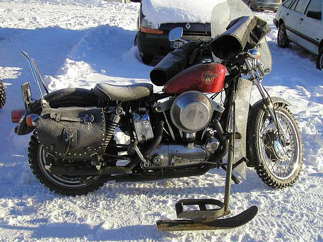 Harley-Davidson mit angeflanschten Skiern