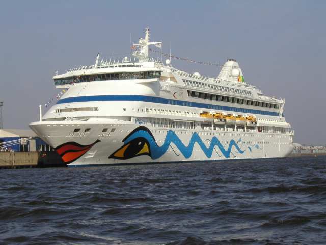 die AIDA im Hamburger Hafen