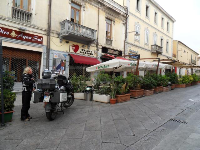 Frühstück vor einer Bar in Olbias Innenstadt