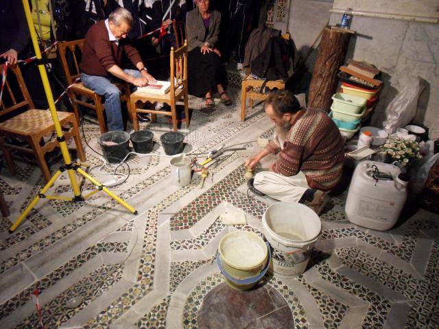 Handwerker bei der Restauration von Mosaiken