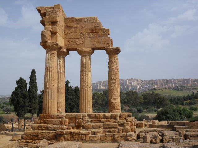 Tempel vor der Kulisse von Agrigento