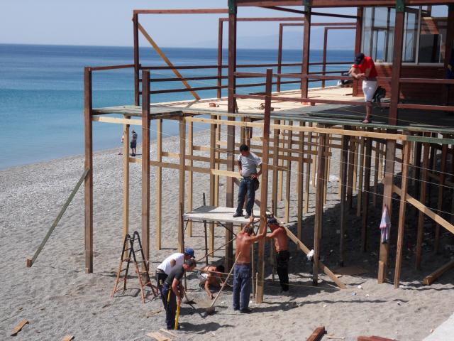 Bauarbeiten am Strand in Catanzaro Marina