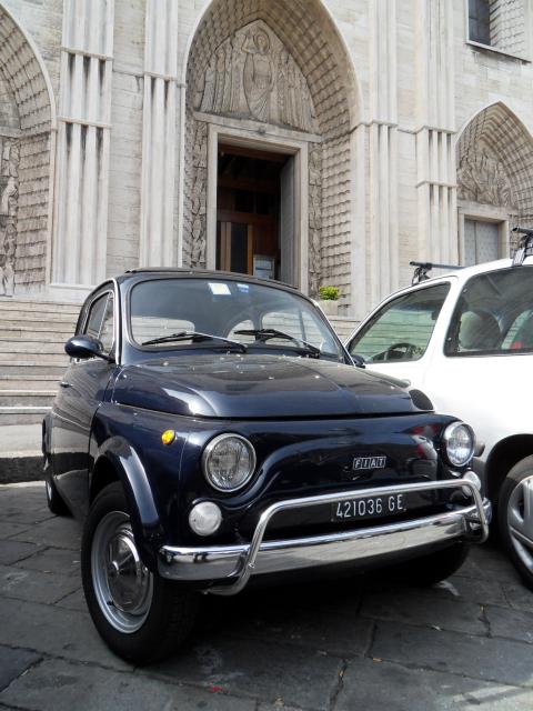 Fiat 500 vor einer Kirche am Hafen von Genua