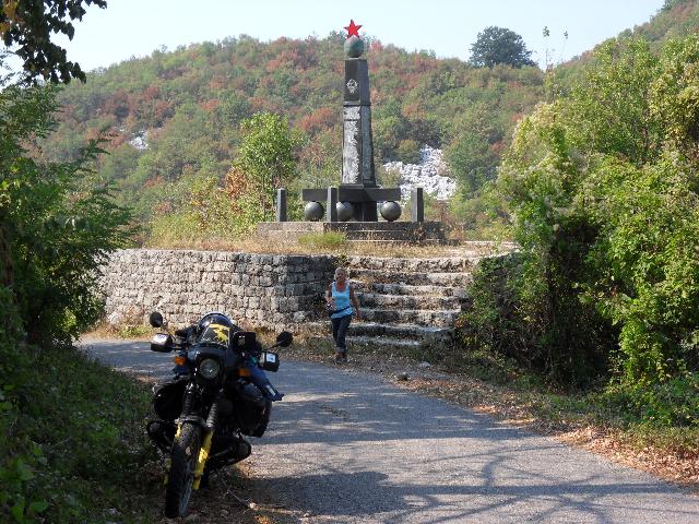 Obelisk vor der
Ortschaft Bata