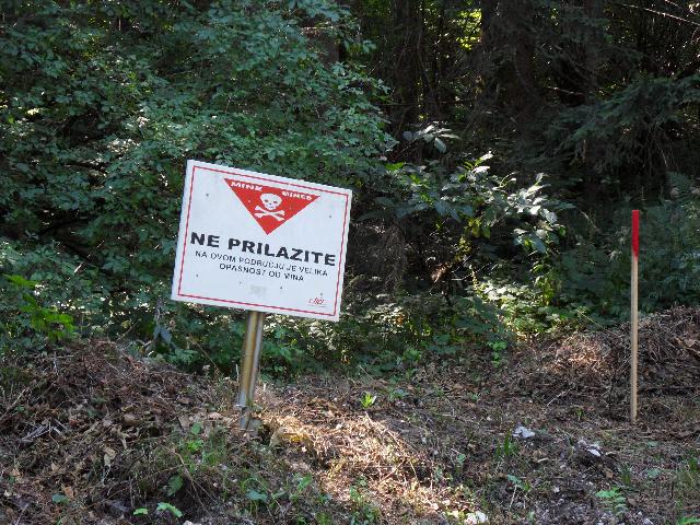 Minenwarnung in einem Waldstück im Plitvicer Nationalpark