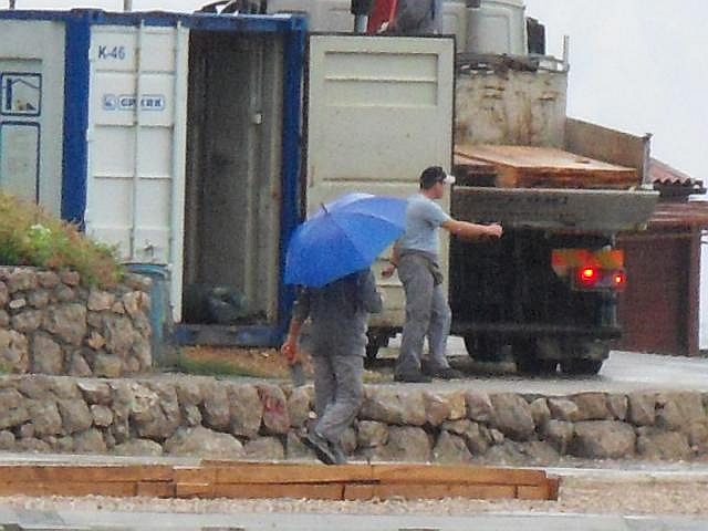 Bauarbeiter mit Regenschirm