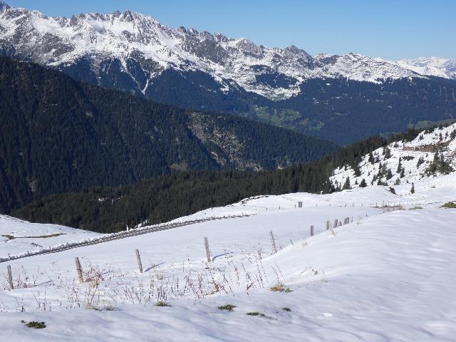 über verschneite Alpenpässe nach Österreich