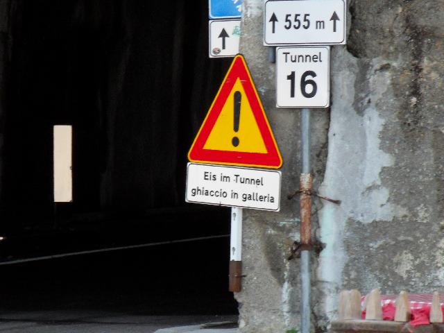 Eiswarnung vor dem Portal des längsten Tunnels