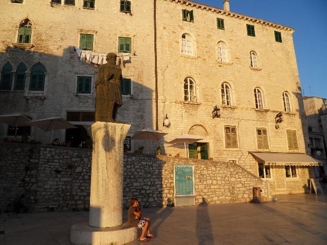 im Vordergrund das Dalmatinac-Denkmal