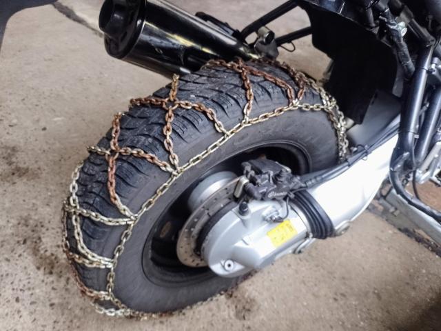 Schneekette auf dem Hinterrad des R1150GS-Gespanns