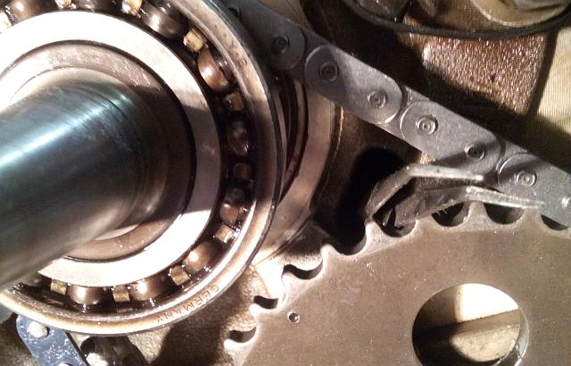 das Loch - hier mit Pinzette darin