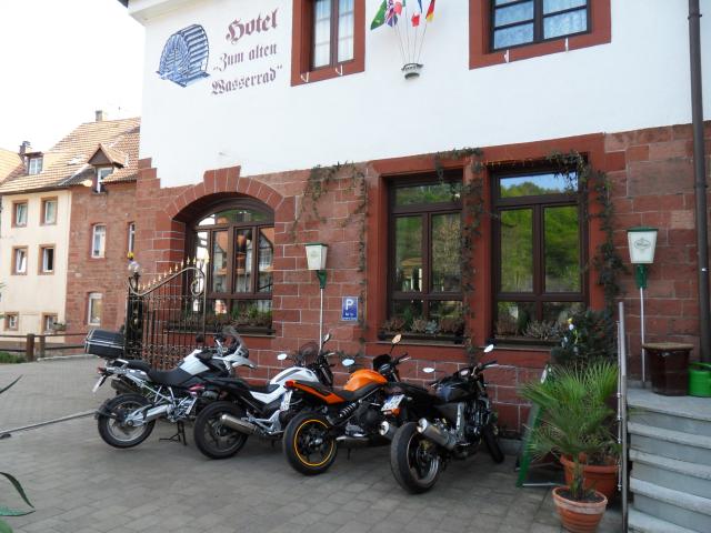 die Motorrder vor unserem Hotel zum alten Wasserrad