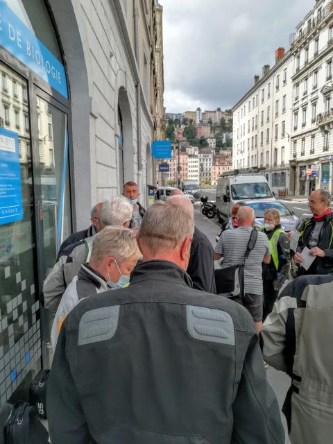 Warten vor dem Laboratoire de Biologie in Lyon