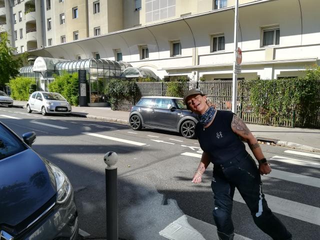 Nadja vor unserem Hotel in Lyon