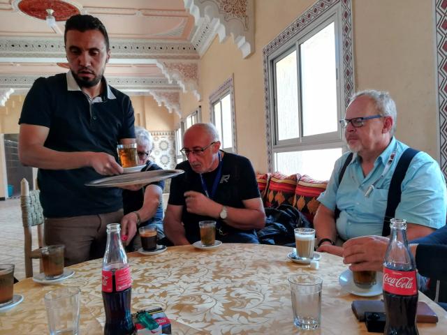 Pause mit Pfefferminz-Tee und Brot