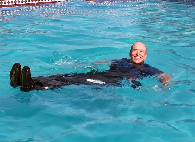 Kai in voller Motorradmontur im Pool 