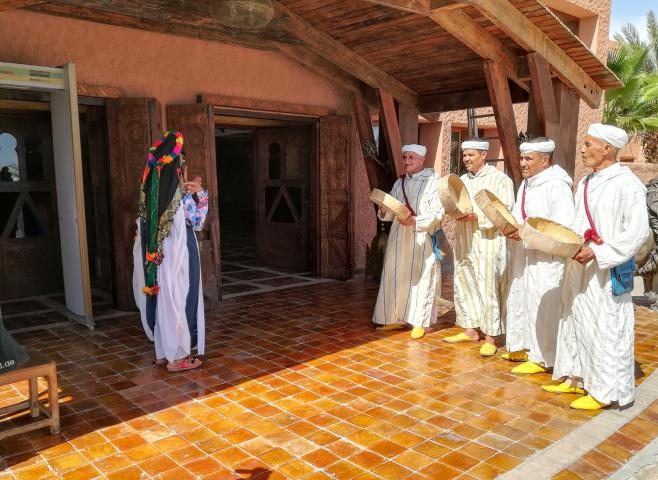 Empfang durch eine Folklore-Gruppe