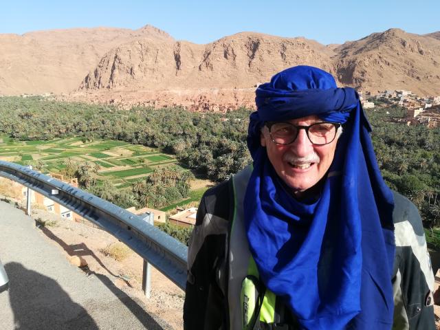 Karl, der hier leider keinen Erfolg hatte, sein Taschenmesser gegen den Turban zu tauschen