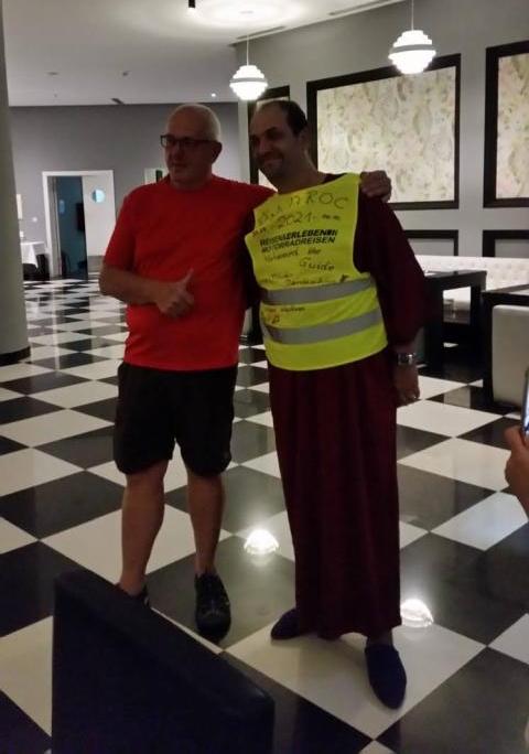 Gerd ehrt und verabschiedet unseren genialen Reiseleiter Mohammed