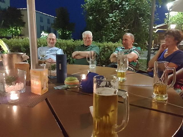 Blauen Gruppe draußen vor dem Hotel