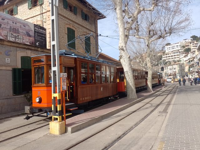 die Stra&szlig;enbahn mit ihren h&ouml;lzernen Waggons  in Port de S&oacute;ller
