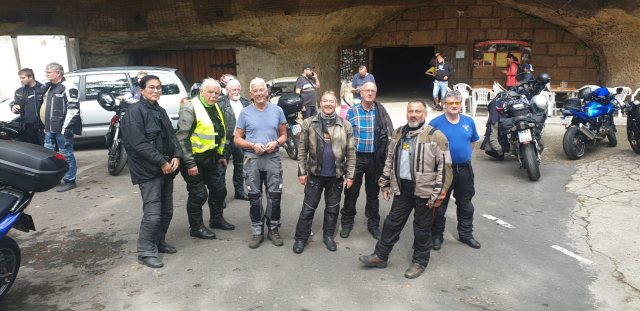 an den Biker-Höhlen