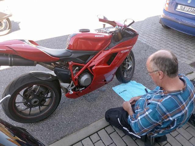 Hermann bei der Fehlersuche an seiner Ducati