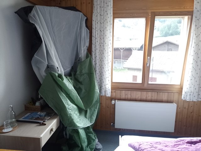 Zeltrocknung im Hotelzimmer