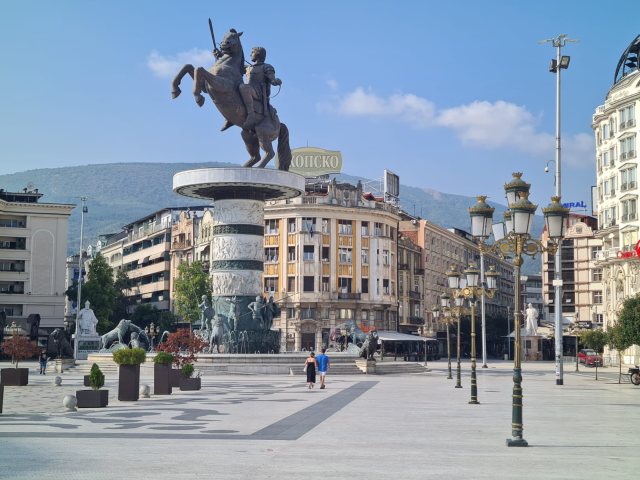 am Mazedonien Platz in Skopje