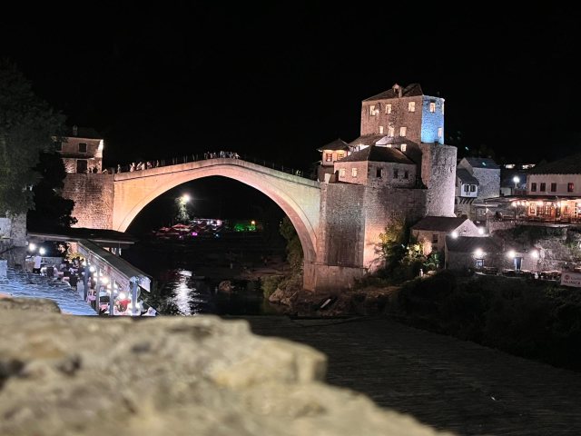 Brücke von Mostar bei Nacht