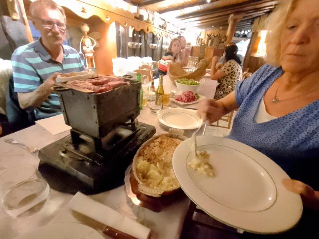 Essen mit Grill auf dem Tisch