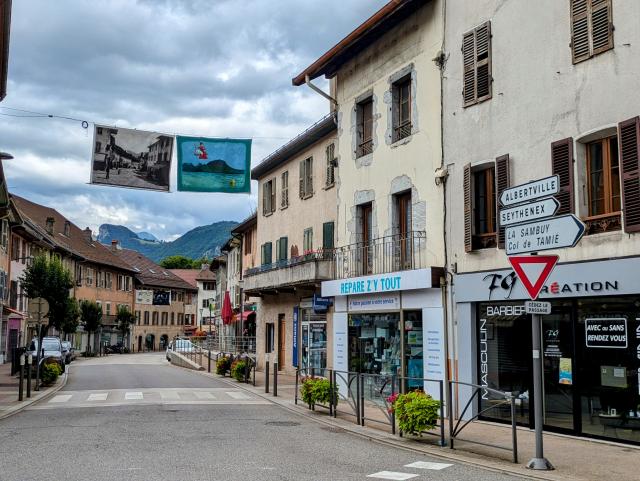 geschmückte Straßen vor Albertville