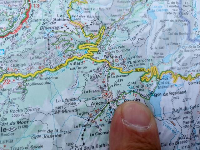 ein Blick auf Karte und Umgebung