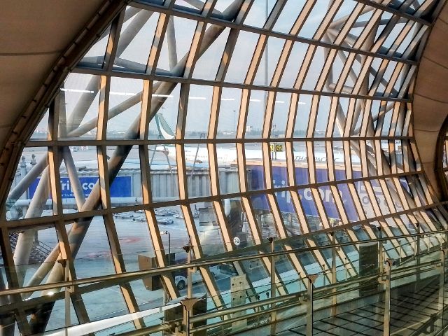 am Gate 23 in Bangkok beim Warten auf den Einlass in den Flieger
