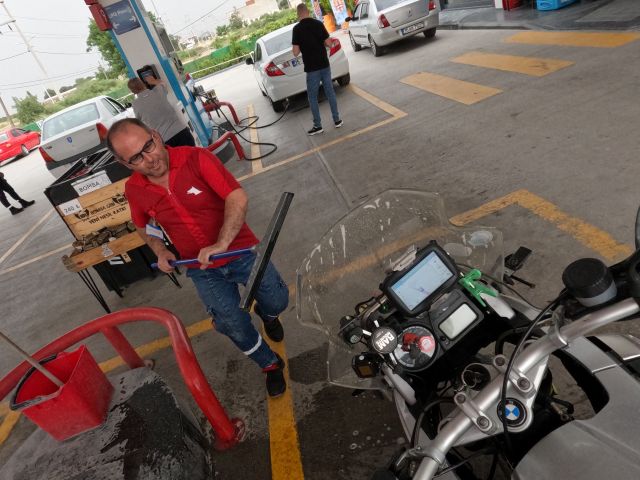 Scheibenputz an der Tankstelle