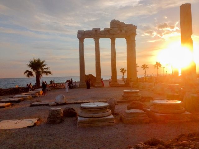 Der Apollon-Tempel in der untergehenden Sonne