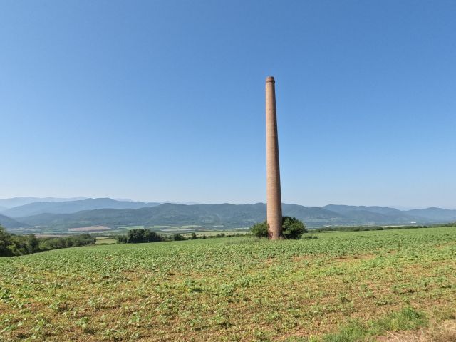 Irgendwo stand ein einsamer Industrieschornstein als Mahnmal lngst vergangener Produktionssttten auf weiter Flur. 