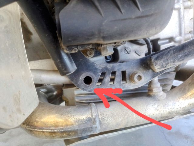 Eine Schraube der Motorhalterung fehlte.