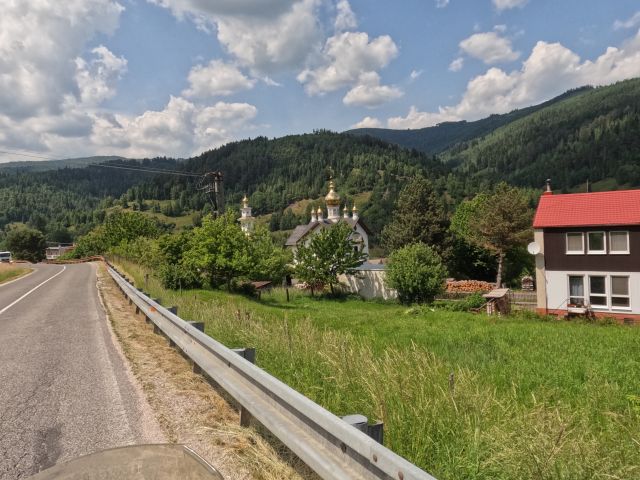 Am Nachmittag steigt die Straße stetig an. Die Region wird waldreicher, die Bäume dichter, die Luft wärmer.