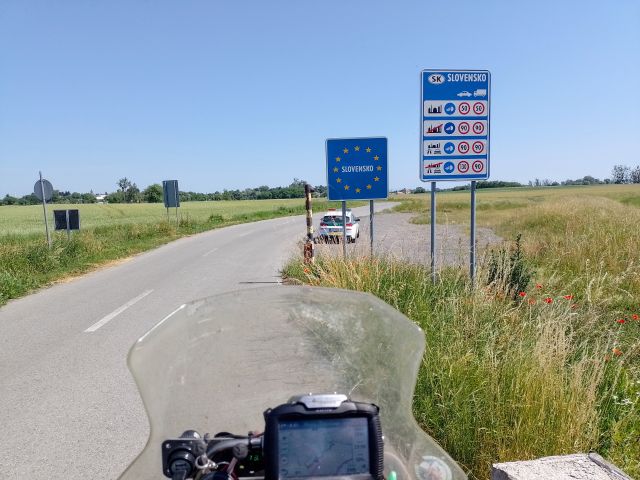 Viertel nach zehn überquere ich die Grenze zur Slowakei. Kein großer Moment, eher ein stummer Übergang.