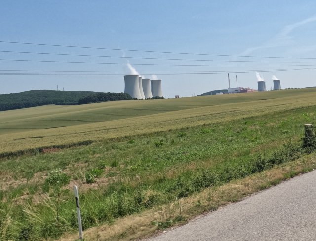 Irgendwann tauchten auf der linken Seite mehrere Khltrme auf  wahrscheinlich vom Atomkraftwerk Mochovce