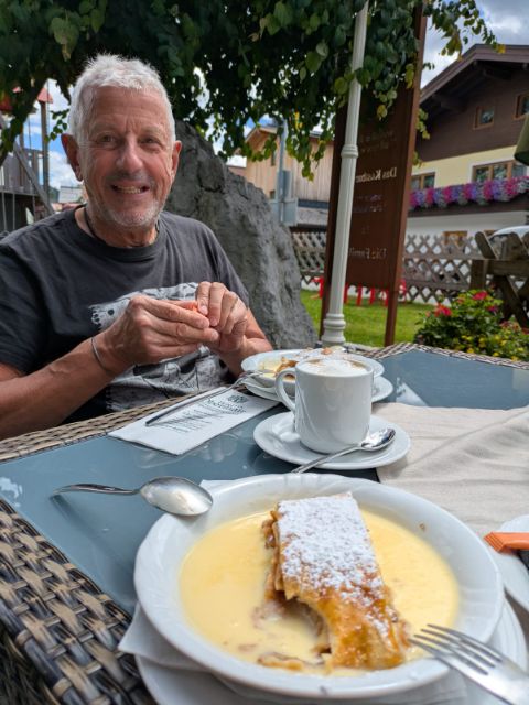 Mittagsrast in Fieberbrunn: Apfelstrudel mit Vanillesoe und Cappuccino  ein Klassiker, der nie enttuscht. 