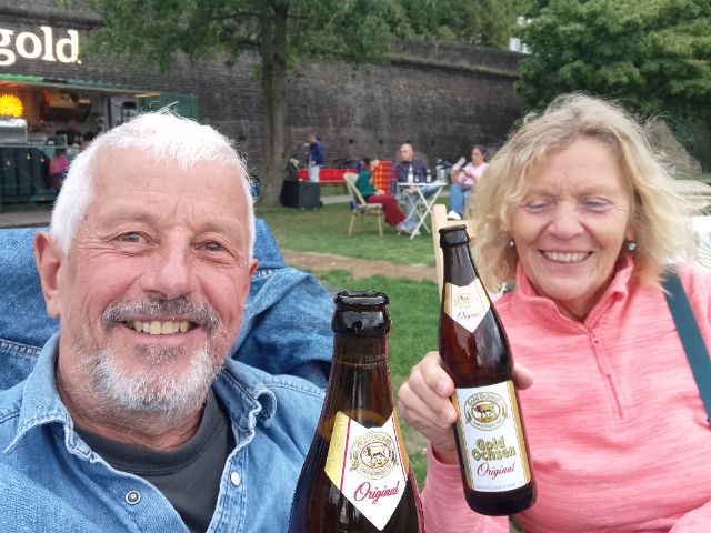 ein khles Bier direkt an der Donau