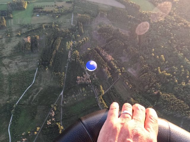 Unter uns sieht man den 2. Ballon, der zusammen mit uns gestartet ist.