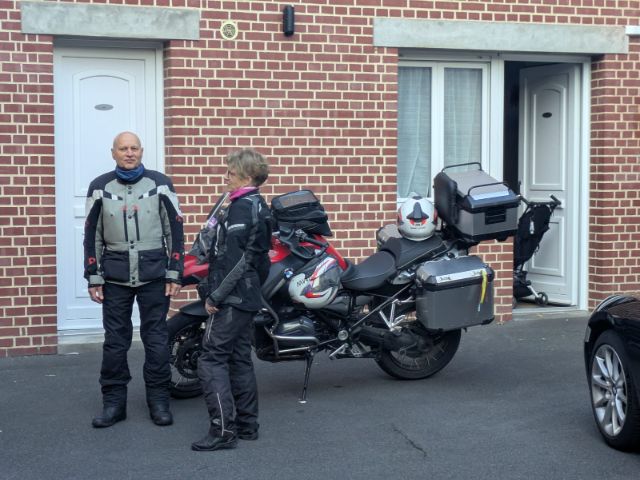 Hans und Simone abfahrbereit vor unserem Hotel in Saint Quentin