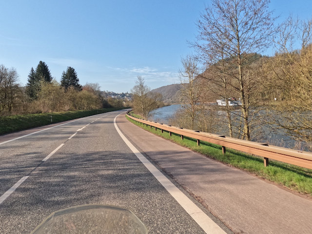 Ich folge der Saar flussaufwärts.