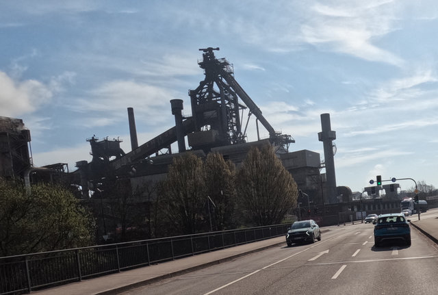 In Dillingen komme ich an der imposanten Dillinger Hütte vorbei.